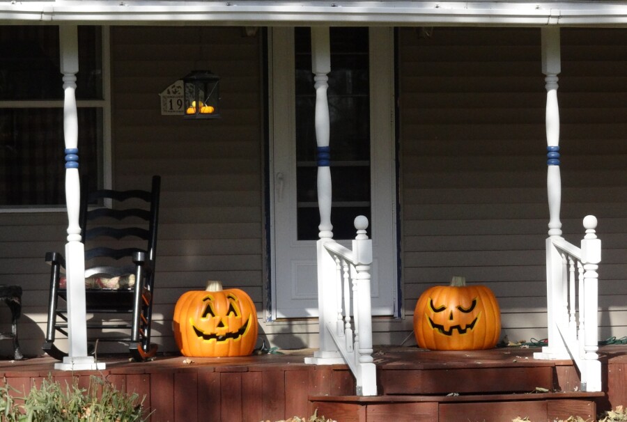 Twin Jack-o-lanterns